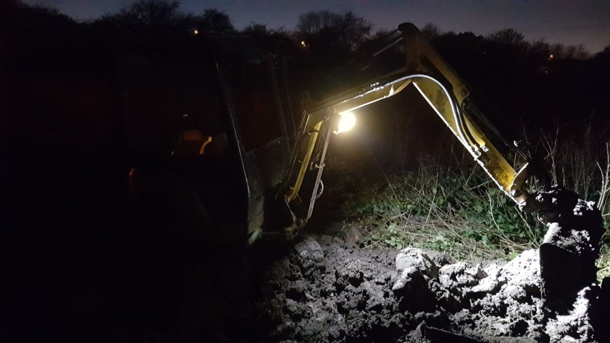 Mini excavator and dumper on site — photo 3