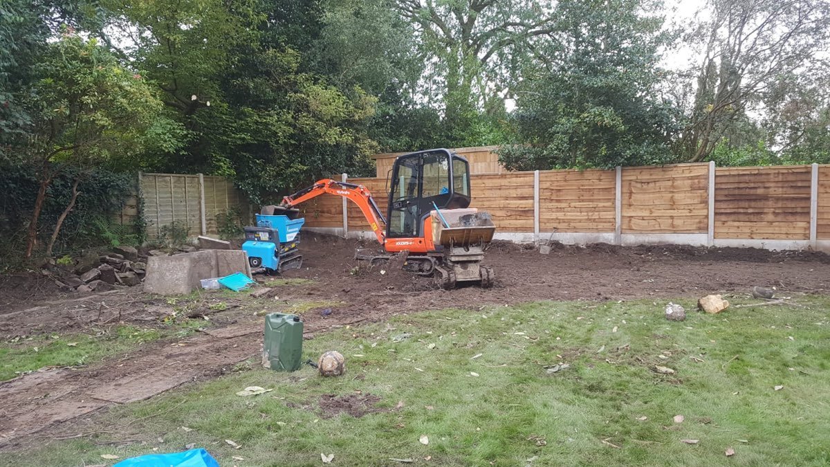 Mini excavator and dumper on site — photo 4
